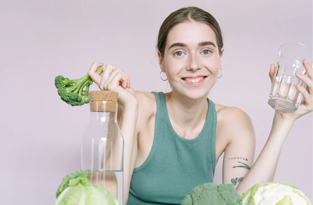 14 intermittent fasting rules for success - woman tracking fasting schedule on mobile app with healthy meal planning