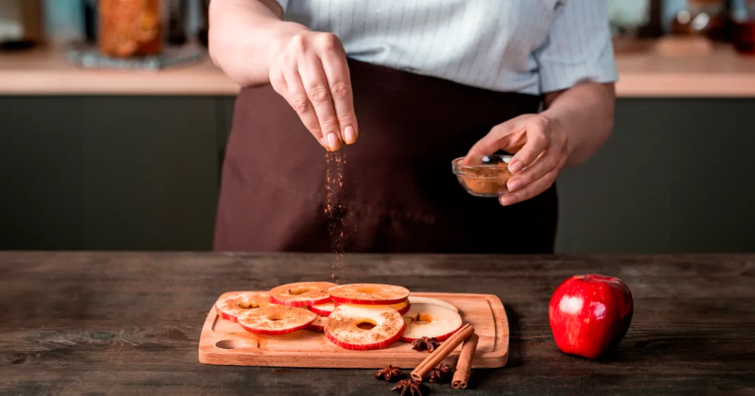 Cinnamon spice jar and measuring spoon on wooden surface - cinnamon break fast guide