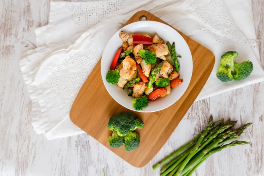 Healthy stir-fry meal managing hunger and PMS during intermittent fasting menstrual cycle