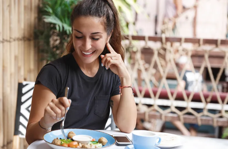 Woman practicing intermittent fasting for weight loss with healthy meal timing and lifestyle balance