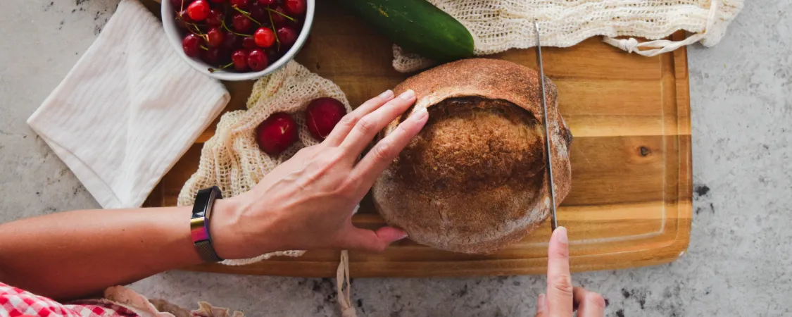 Whole grain bread with vegetables and fruit showing quality carbohydrate choices for Mediterranean diet weight loss