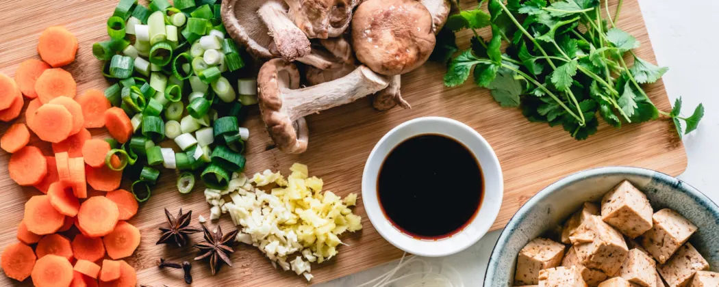 Healthy stir-fry with vegetables showing how to add more fiber to your diet for fat loss