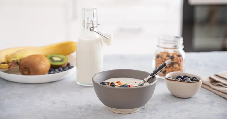 Nighttime snacking and overeating consequences of skipping breakfast showing hunger and meal timing balance
